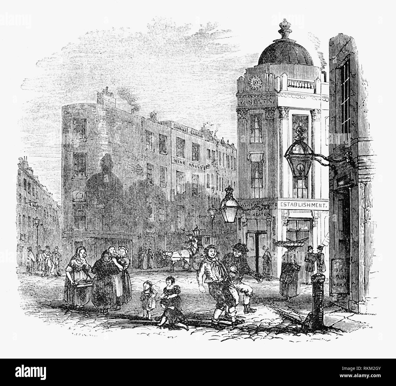 Seven Dials ist eine Kreuzung in der Nähe von Covent Garden im West End von London, in dem sieben Straßen konvergieren. In der Mitte war eine Spalte Lager Sonnenuhren in 1773 entfernt. Nach der erfolgreichen Entwicklung der Covent Garden Piazza war man der Meinung, dass Seven Dials mit wohlhabenden Bewohner beliebt sein würde, aber mit dem 19. Jahrhundert, Seven Dials war ein Synonym für städtische Armut. Von 1851, als die Bevölkerung zurückgegangen, Workshops und Brauereien begann, einige der Häuser. Stockfoto