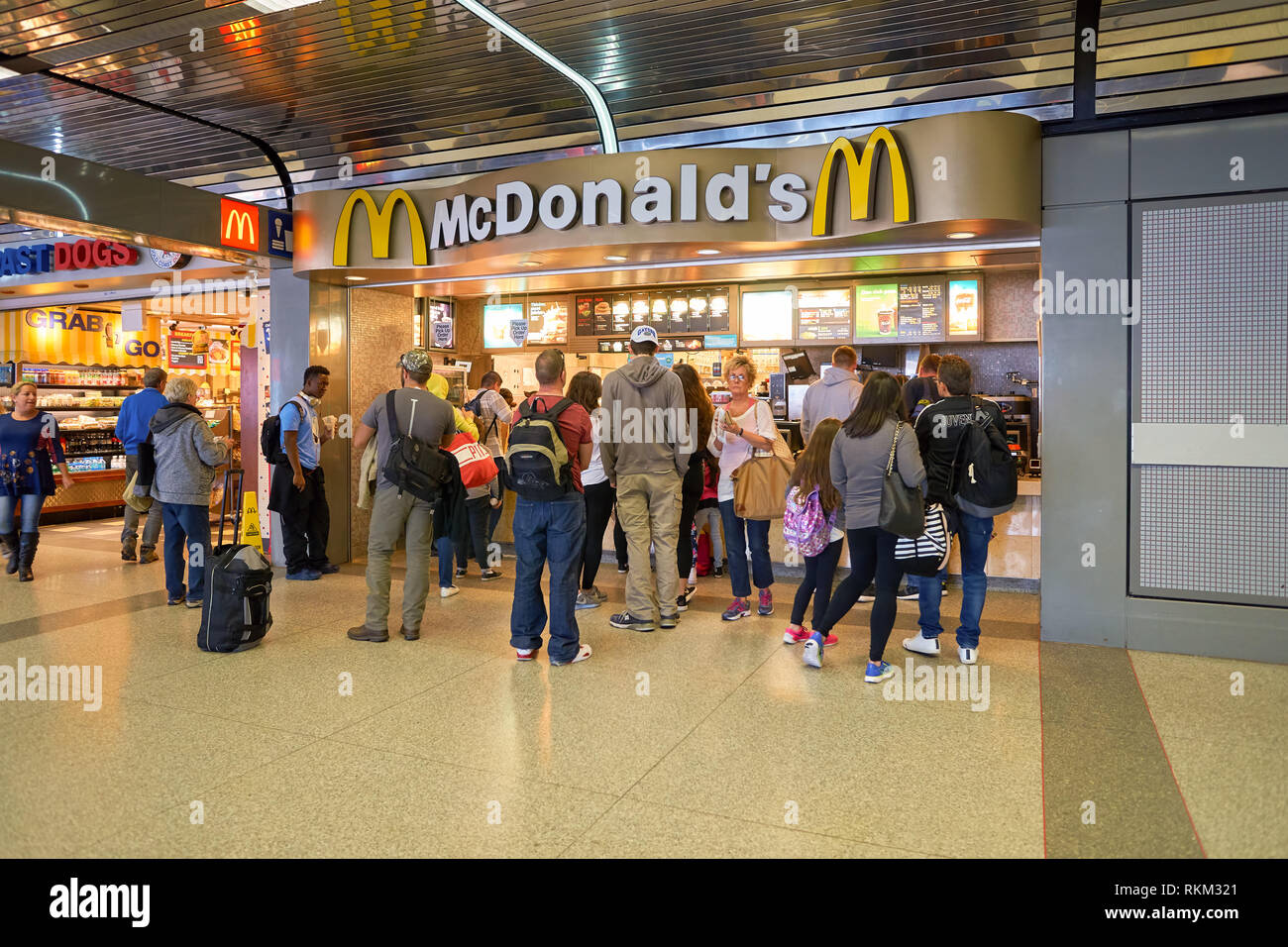 CHICAGO, IL - 22. MÄRZ 2016: McDonald's am Chicago O'Hare International Airport entfernt. McDonald's ist der weltweit größte Kette von Hamburger Fast-food resta Stockfoto