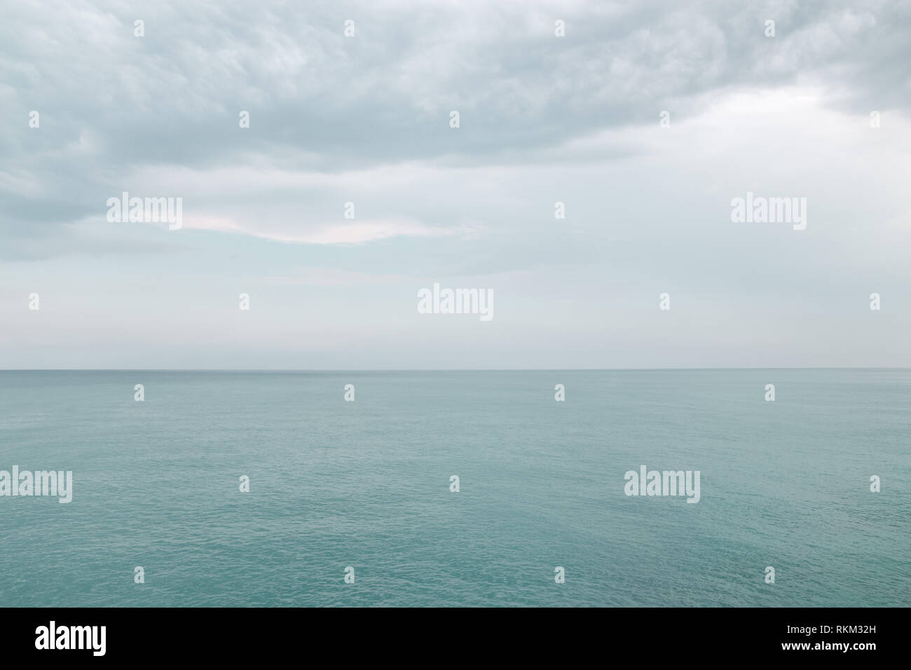 Ruhige türkisfarbene Meer und Wolken. Mediterrane Landschaft. Stockfoto