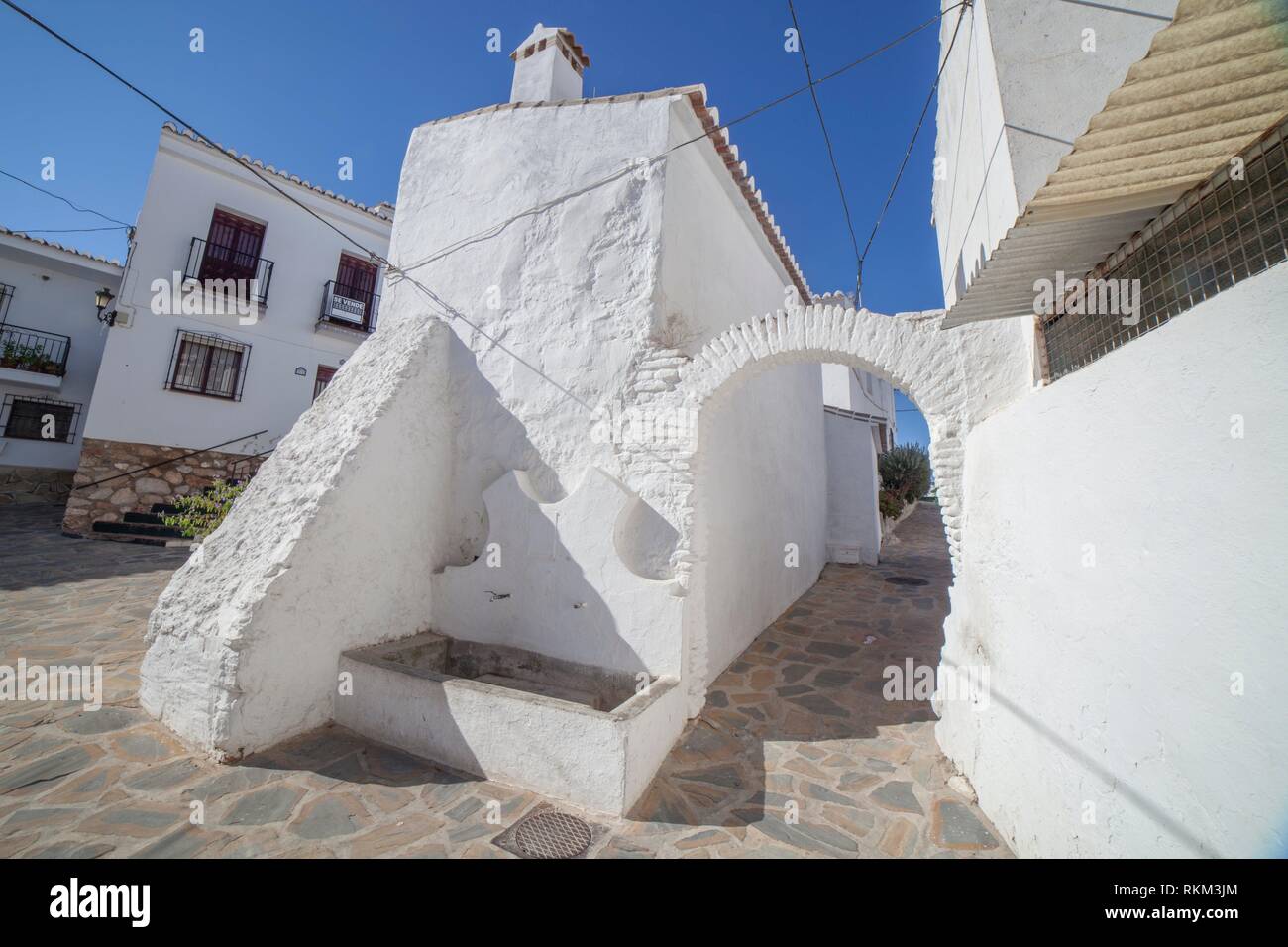 Comares, weißes Dorf auf einem Hügel, Berge von Malaga, Andalusien, Spanien. Stockfoto