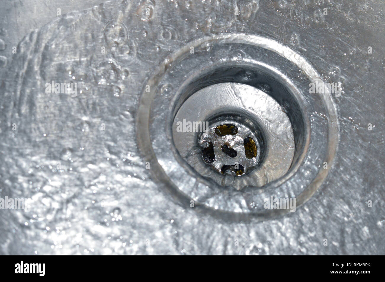 Schnell fließenden Wasser, das eine Küche oder Badezimmer ablassen Stockfoto