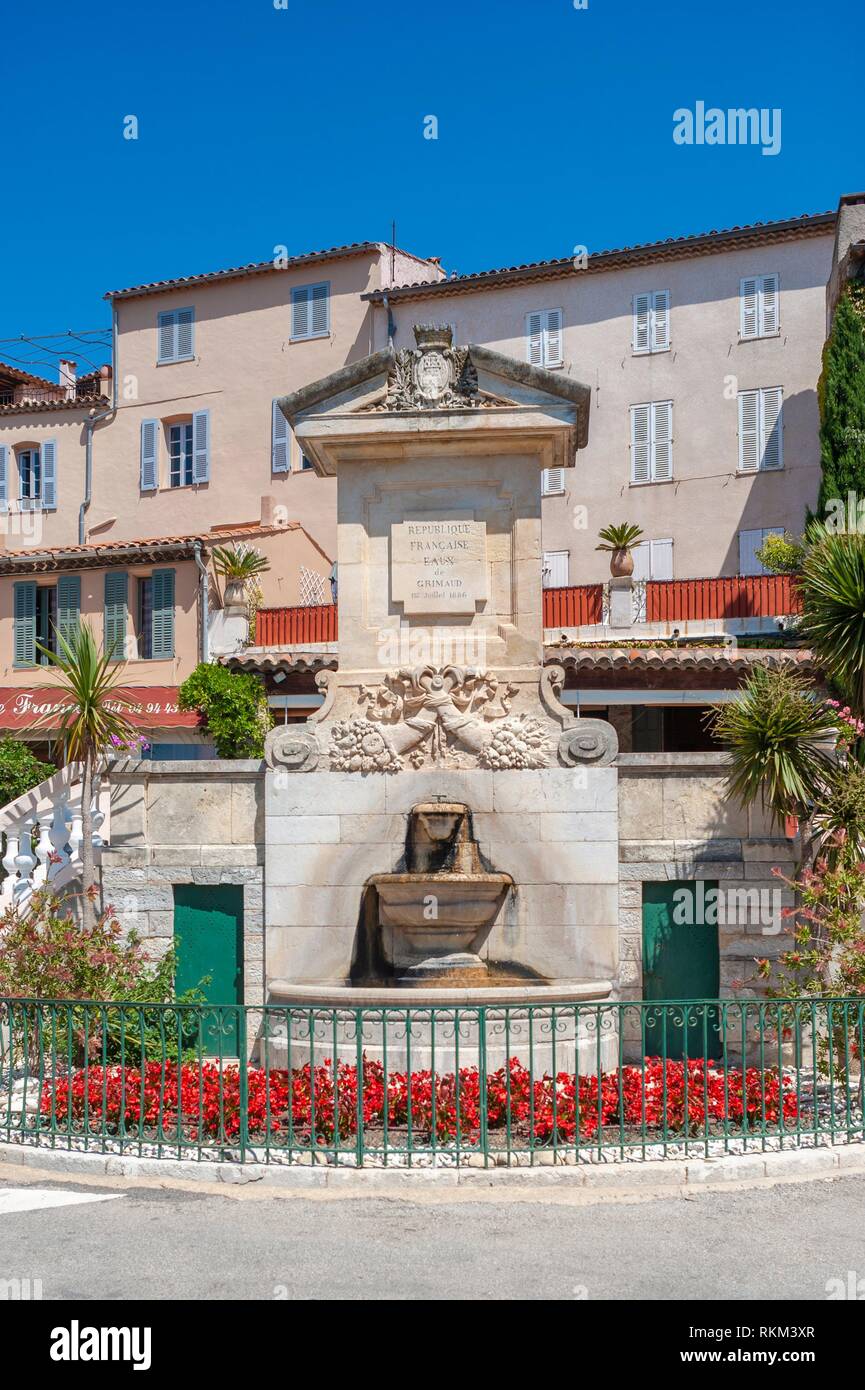 Brunnen auf der Place Neuve, Grimaud-Village, Var, Provence-Alpes-Cote d'Azur, Frankreich, Europa. Stockfoto