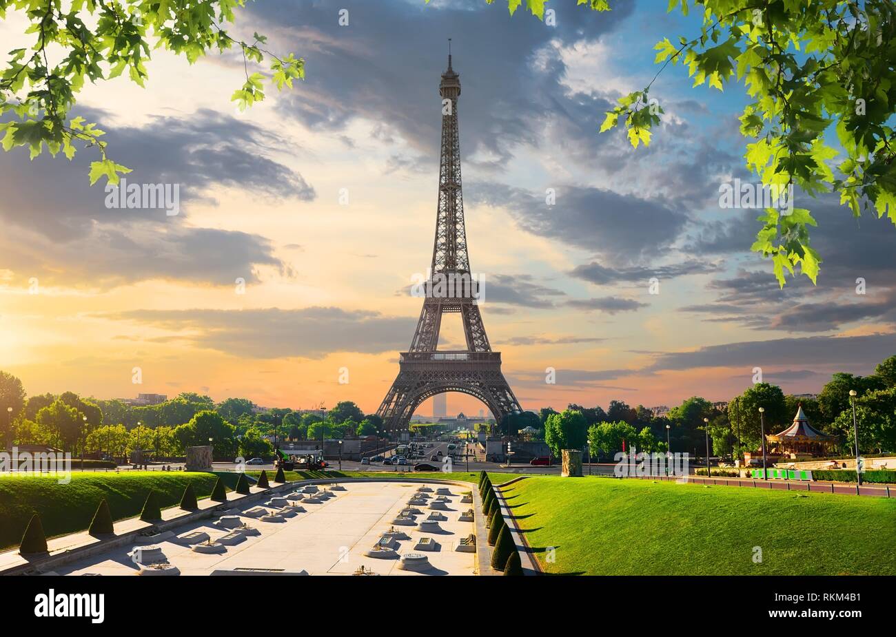 Paris mit Eiffelturm am Abend Zeit. Stockfoto