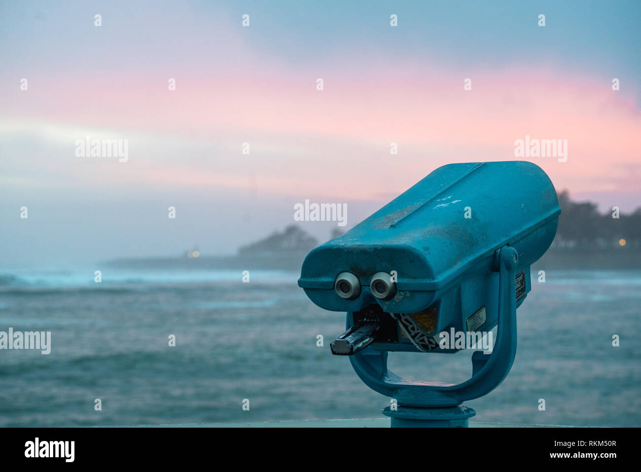 Blau Teleskop meer Geltungsbereich auf einem Pier am Rande des Pazifischen Ozeans, Santa Cruz, Kalifornien Stockfoto