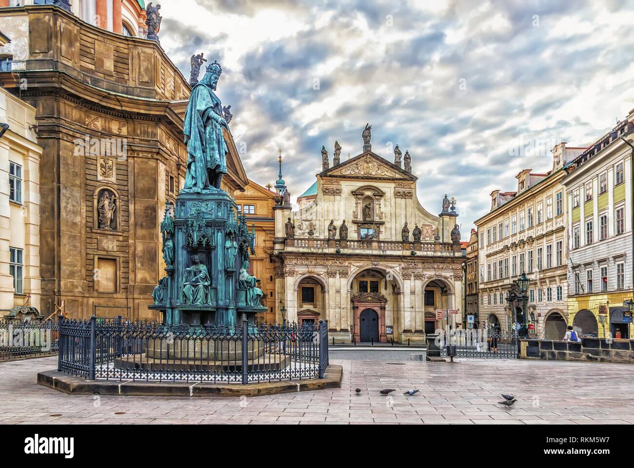 St. Salvator Kirche und der Hl. Franz von Assisi Kirche in der Nähe der Denkmal für König Karl IV. in Prag. Stockfoto
