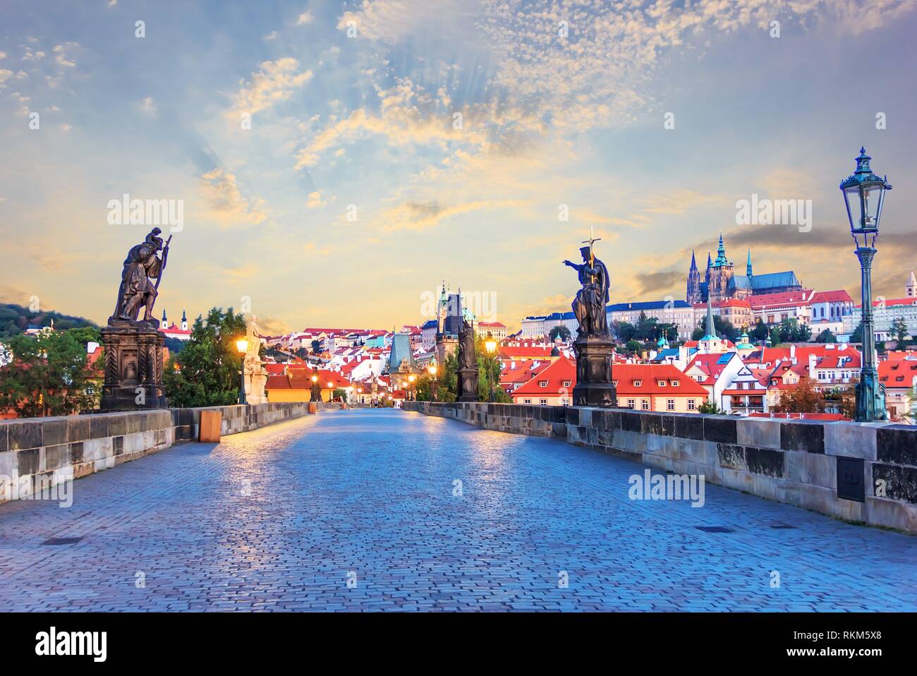 Charles Brücke Statuen und Blick auf die Prager Burg bei Sonnenaufgang. Stockfoto