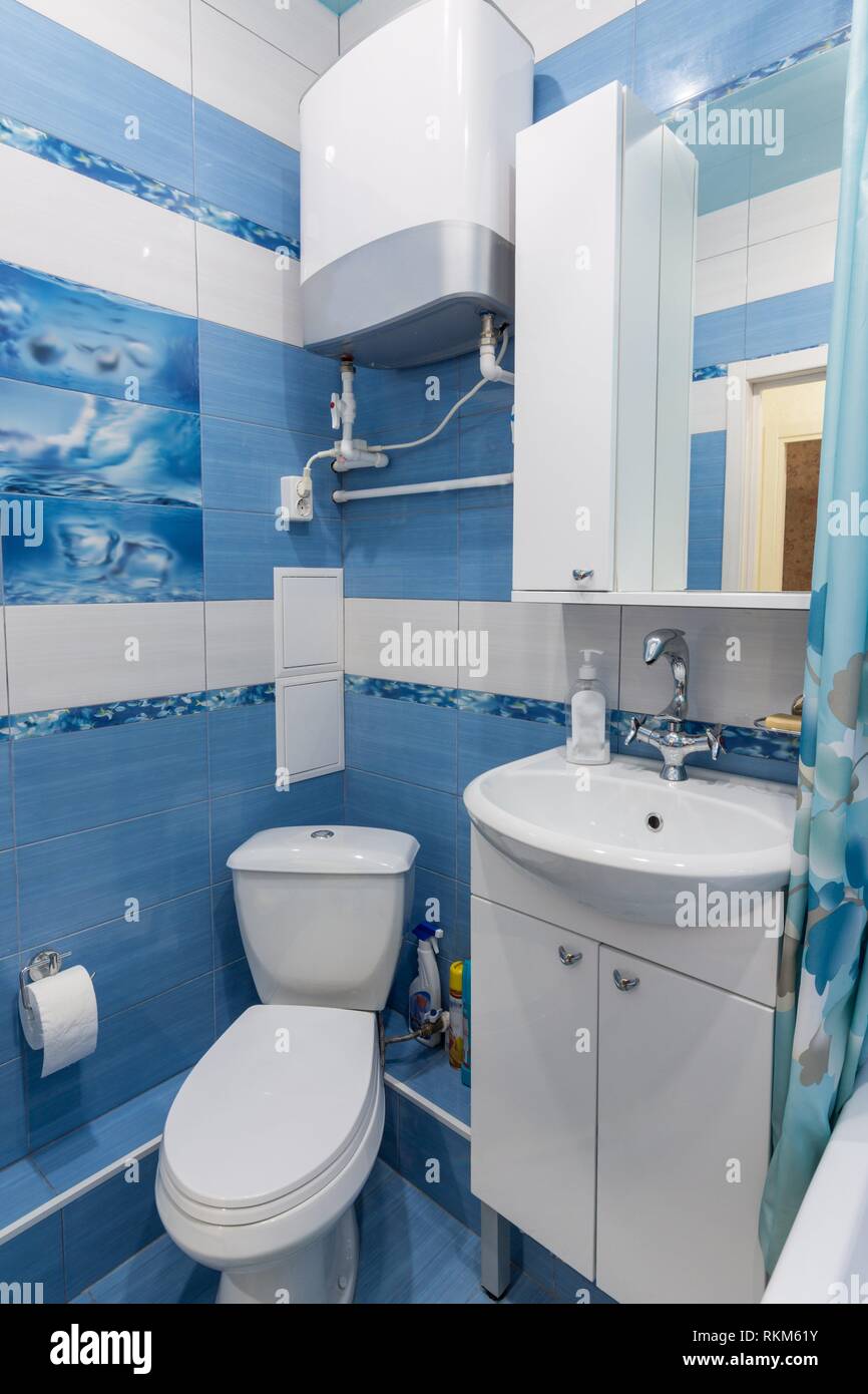 Innen Ein Kleines Bad Wc Waschbecken Boiler Stockfotografie Alamy