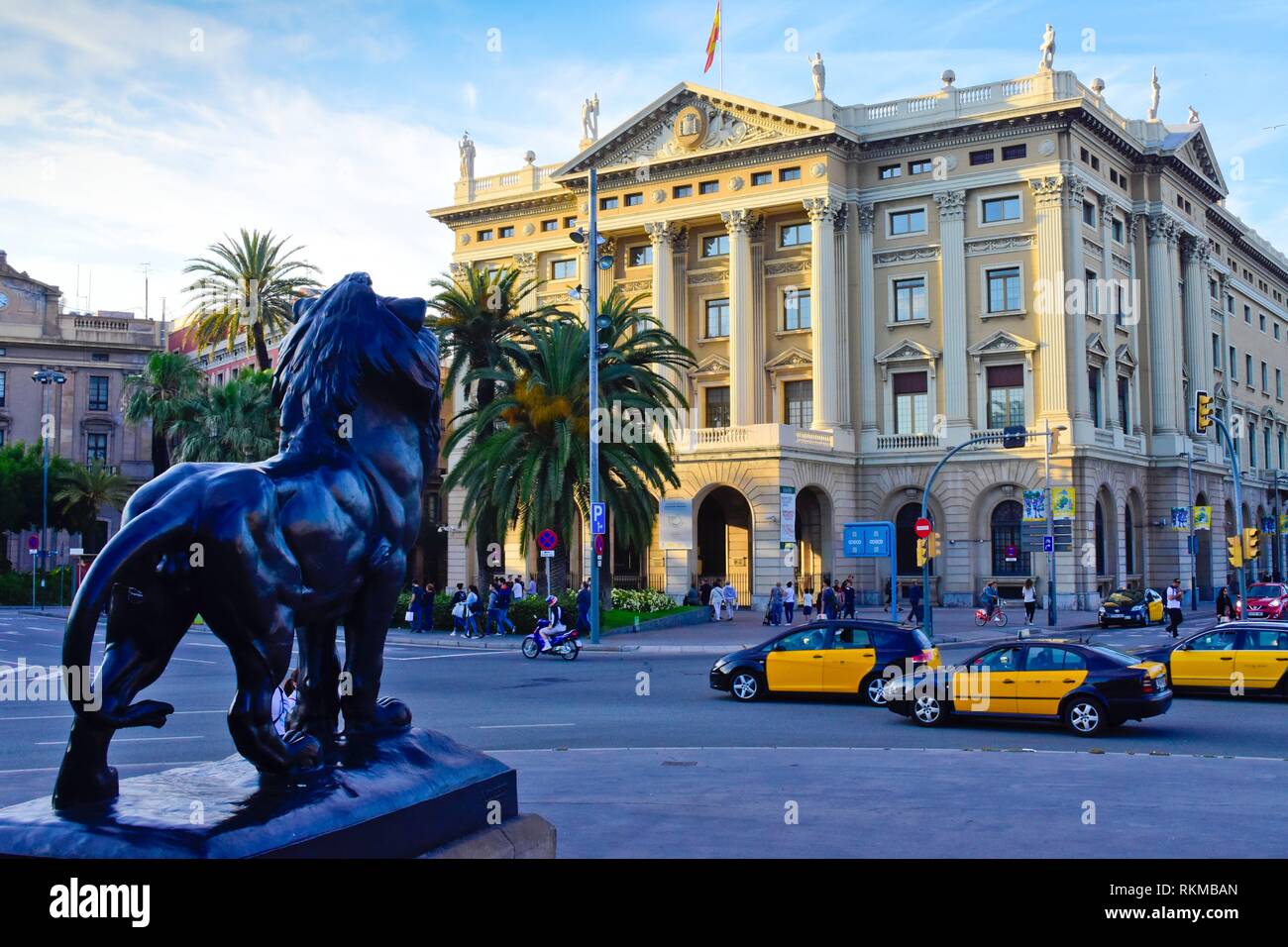 Lion statue am Sockel des Denkmals zu Christopher Columbus. Regierung Militar Gebäude. Militärisches Hauptquartier. Barcelona, Katalonien, Spanien, Europa Stockfoto