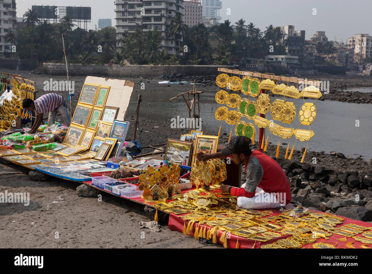 Marktstände von Haji Ali Dargah Moschee, Mumbai, Indien Stockfoto