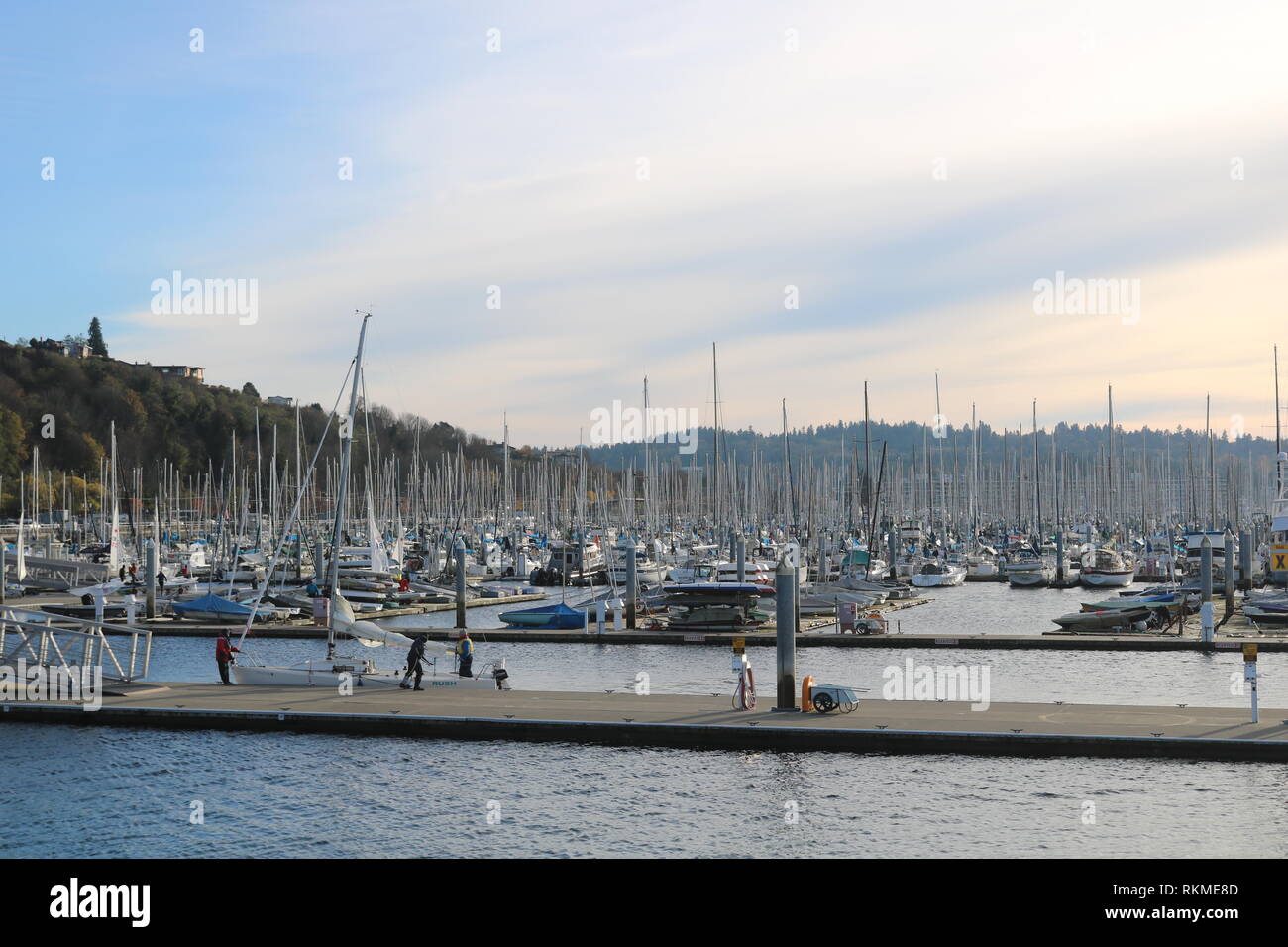 Boote entlang der Küste von Seattle kleine Strände, und Leute angeln auf dem Dock Seattle, WA. Stockfoto