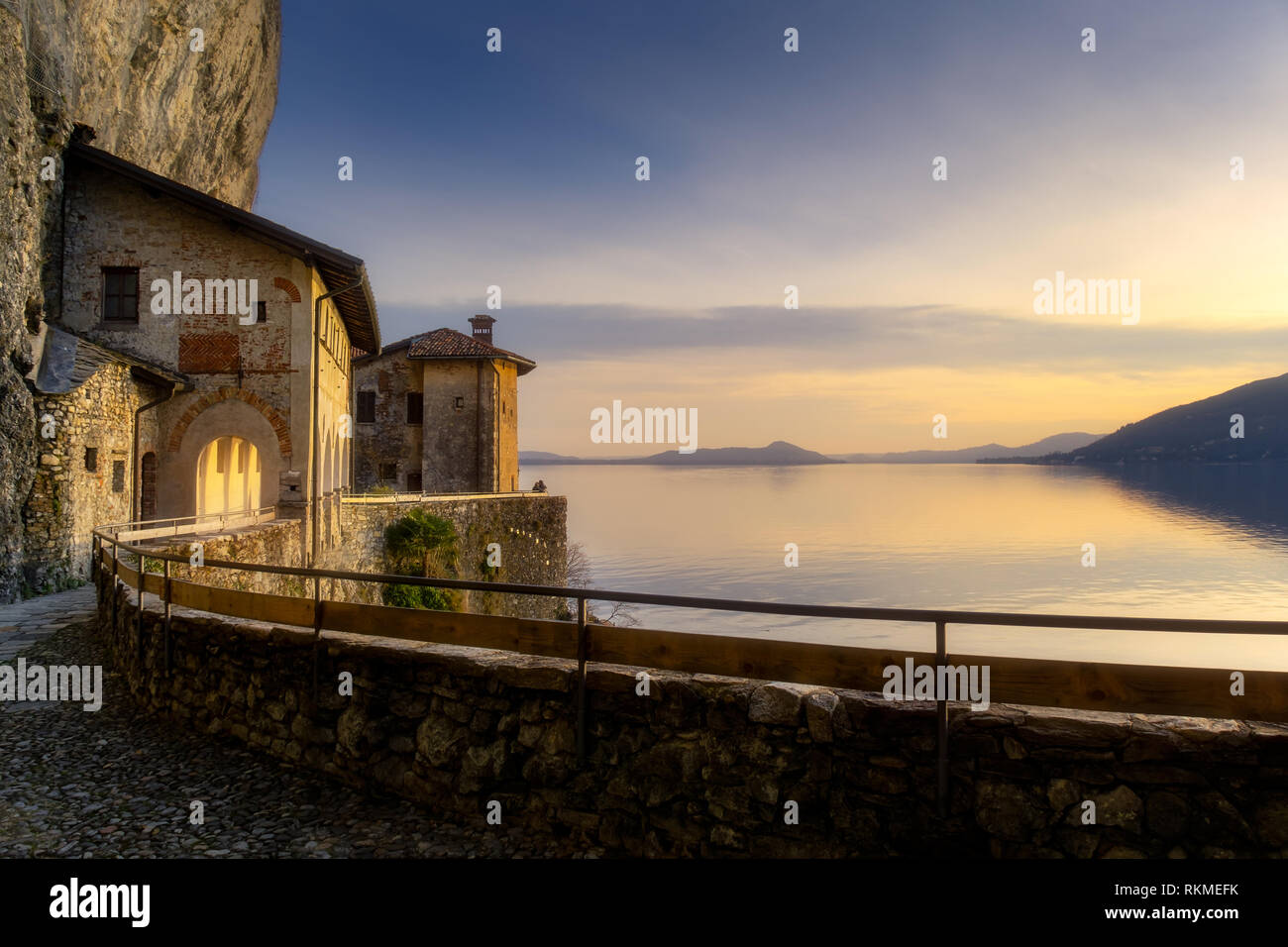 Einsiedelei von Santa Caterina del Sasso (XIII Jh.) bei Sonnenuntergang, Lago Maggiore, Lombardei, Italien Stockfoto