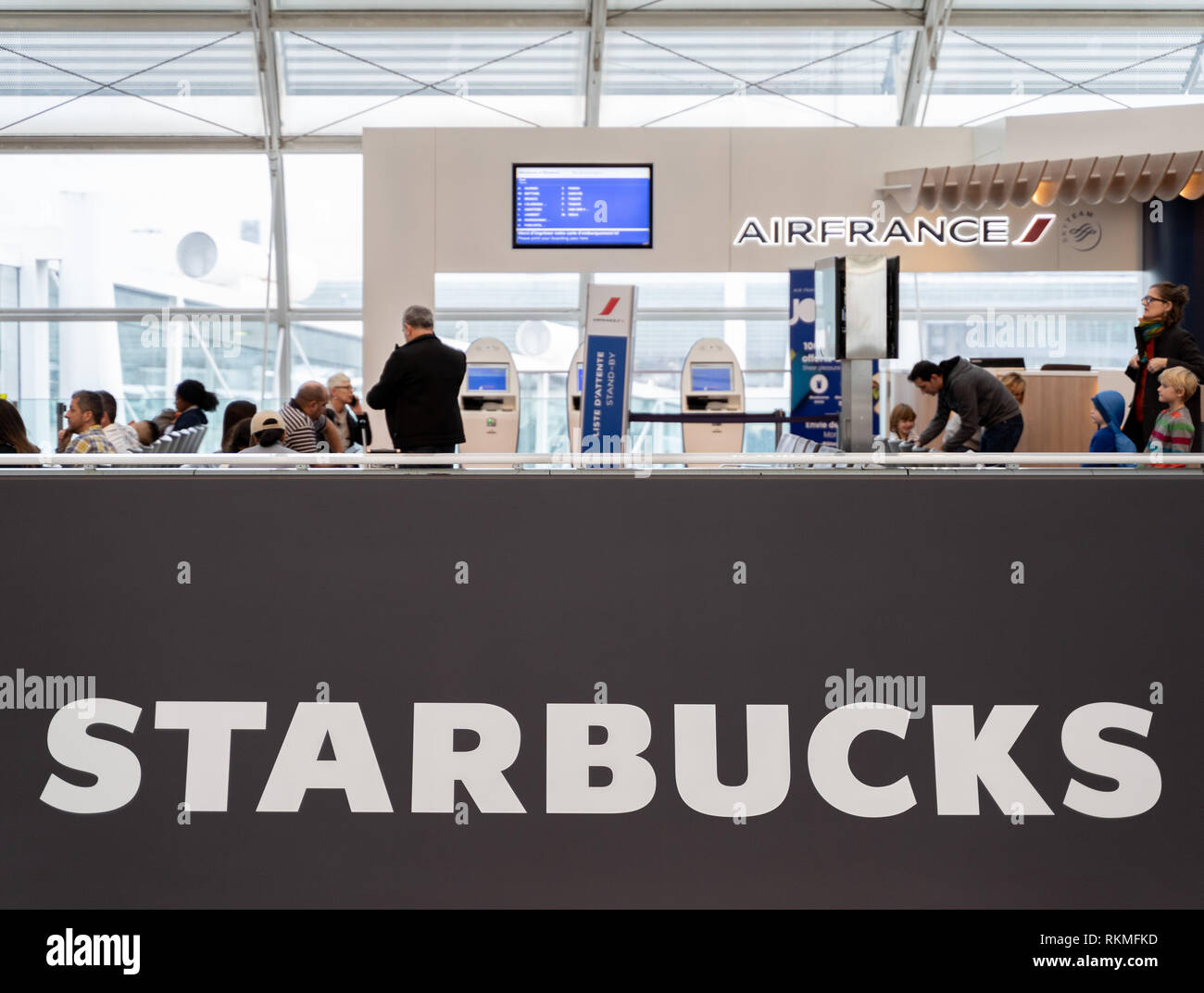 Charles de Gaulle, Paris - 12/22/18: Starbucks shop Logo am Charles de Gaule Paris. Air France Einstiegsbereich. Kaffee teuer berühmte Marke Franchise Stockfoto