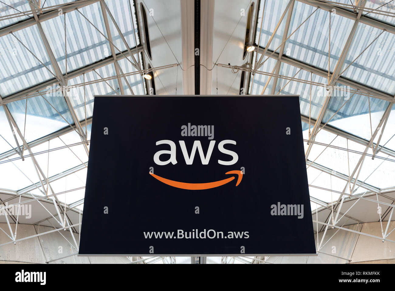 Charles de Gaulle, Paris - 12/22/18: AWS Amazon Cloud Services Logo am Flughafen Paris Charles de Gaule Einstiegsbereich, große Werbung. buildon. Aws Stockfoto