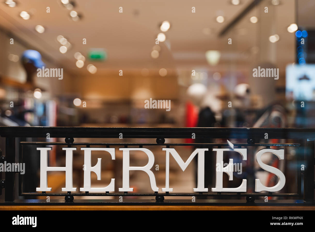 Charles de Gaulle, Paris - 12/22/18: Schöne minimalistische Hermes Kleidung Marke Logo aus geschmiedetem Metall. High fashion Luxusgüter Hersteller Stockfoto