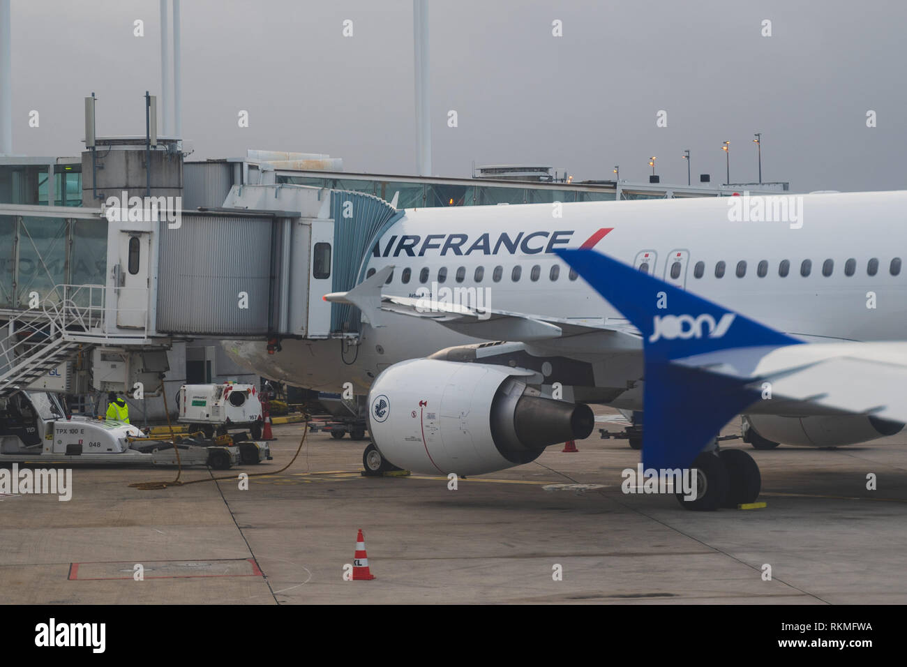 Charles de Gaulle, Paris - 12/22/18: Air France Joon Flugzeug Seitenansicht inspiziert und betankt, während die Fahrgäste nehmen warten, lange Flügelspannweite, Airbus Stockfoto