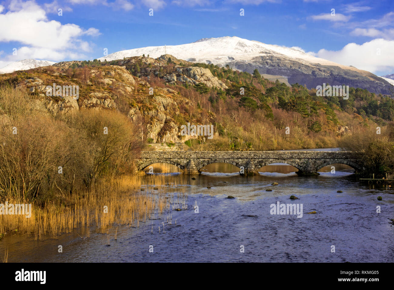 Eine alte Brücke im Jahr 1826 erbaut am unteren Ende der Llyn Padarn Stockfoto