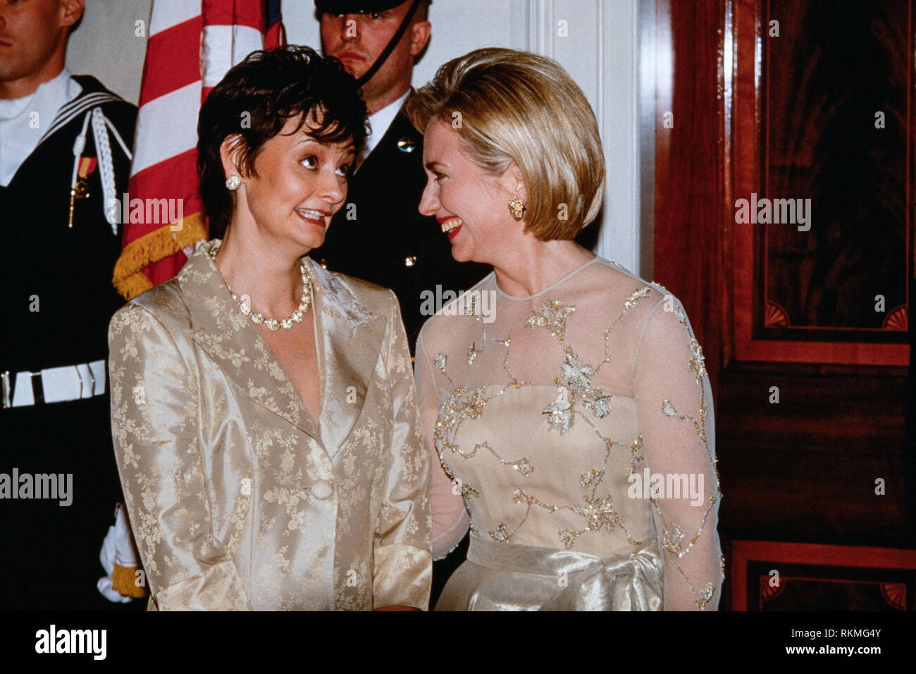 First Lady der USA Hillary Clinton lächelt, als sie Chats mit Cherie Blair, die Frau des britischen Premierministers Tony Blair in die empfangsleitung an der Staatlichen Abendessen im Weißen Haus Februar 5, 1998 in Washington, DC. Stockfoto