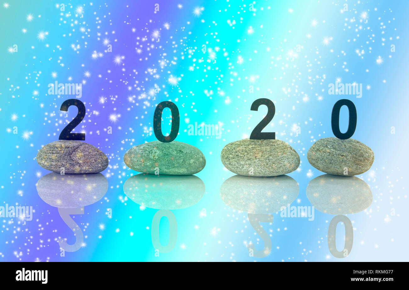 Auflösung der neuen Jahre 2020 Konzept, Holz- jahr Anzahl auf den Steinen auf weißem Hintergrund mit Reflexion und kopieren Raum isoliert Stockfoto