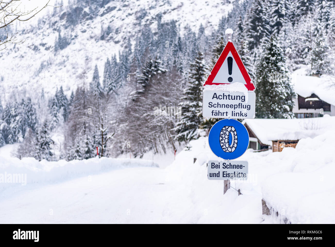 Kette Verkehrsschild, bei Schnee- und Eisglätte Warnung, Winterdienst, Schneeketten Pflicht. Schnee weg und Bäume. Österreich, Europa Stockfoto