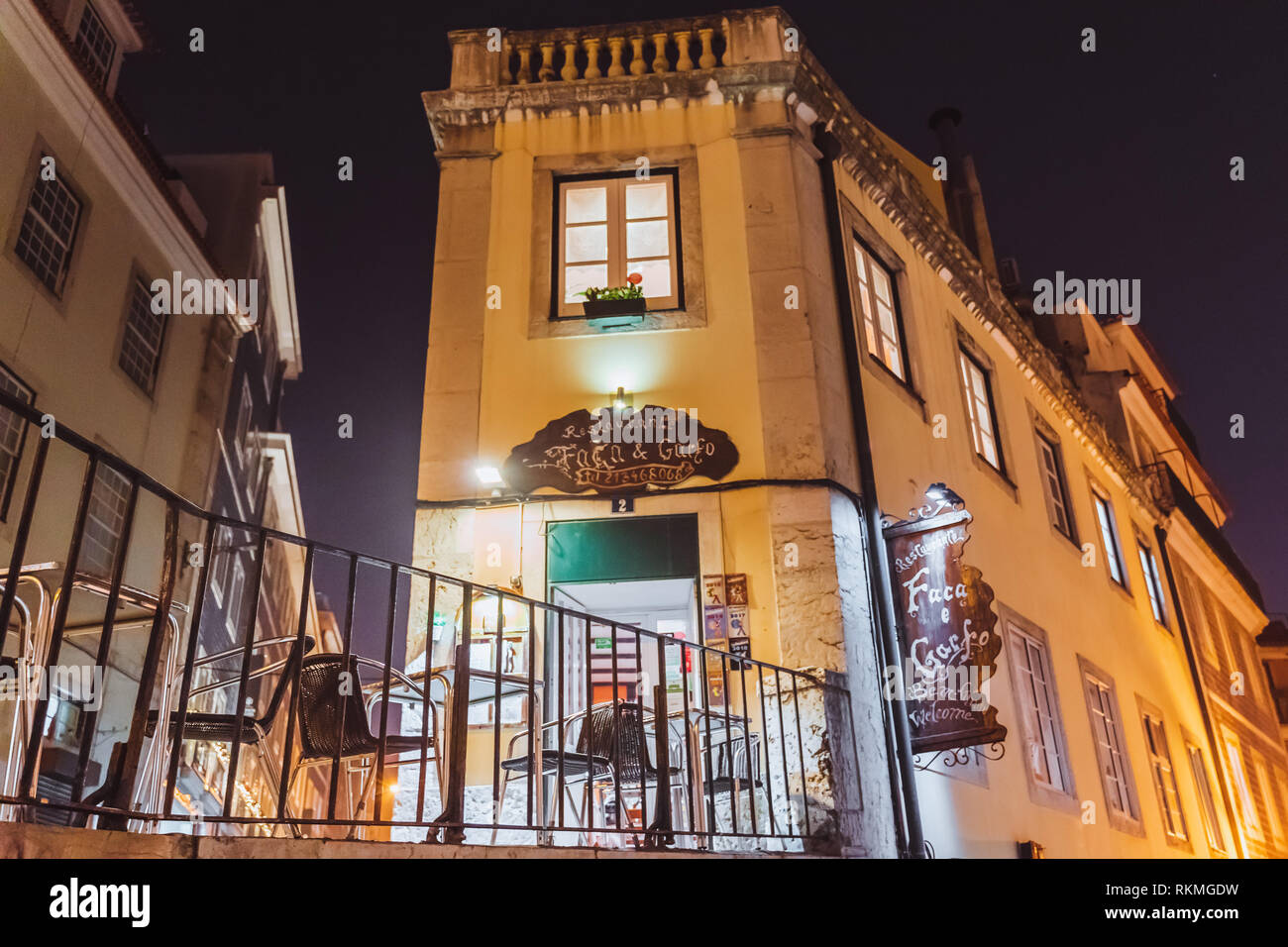 Lissabon, Portugal - 12/26/18: Restaurant Messer und Gabel (Faca e Garfo) Baixa Chiado und Bairro Alto. Bar oder tasca, Coffee Shop mit hellen Lichtern im Th Stockfoto