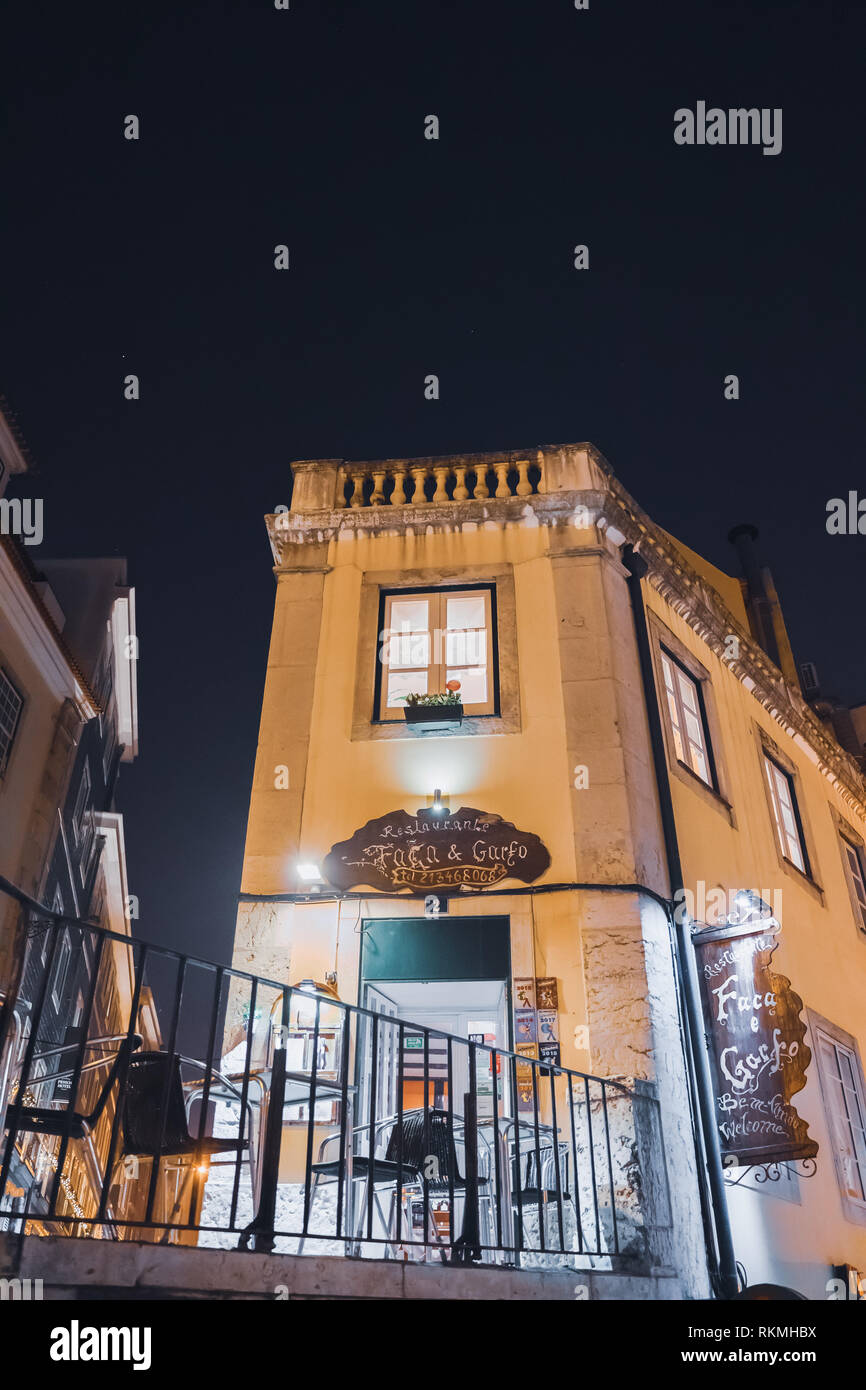 Lissabon, Portugal - 12/26/18: Restaurant Messer und Gabel (Faca e Garfo) Baixa Chiado und Bairro Alto. Bar oder tasca, Coffee Shop mit hellen Lichtern im Th Stockfoto