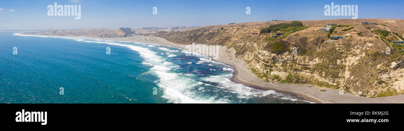 Erstaunlich Luftbild Las Brisas awe Küste Landschaft eine wilde Umgebung in Chile. Die Sonne untergeht über den unendlichen Horizont hinter den Klippen Stockfoto