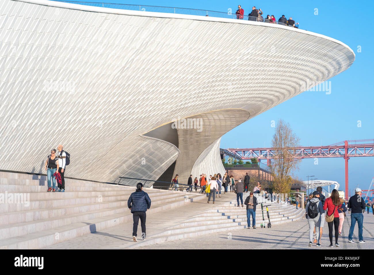 Lissabon, Portugal - 12/28/18: Maat Eingang, Museum für Kunst, Architektur und Technik, Amanda Levete, den Blick nach außen, mit organischen kurvige Formen. Stockfoto