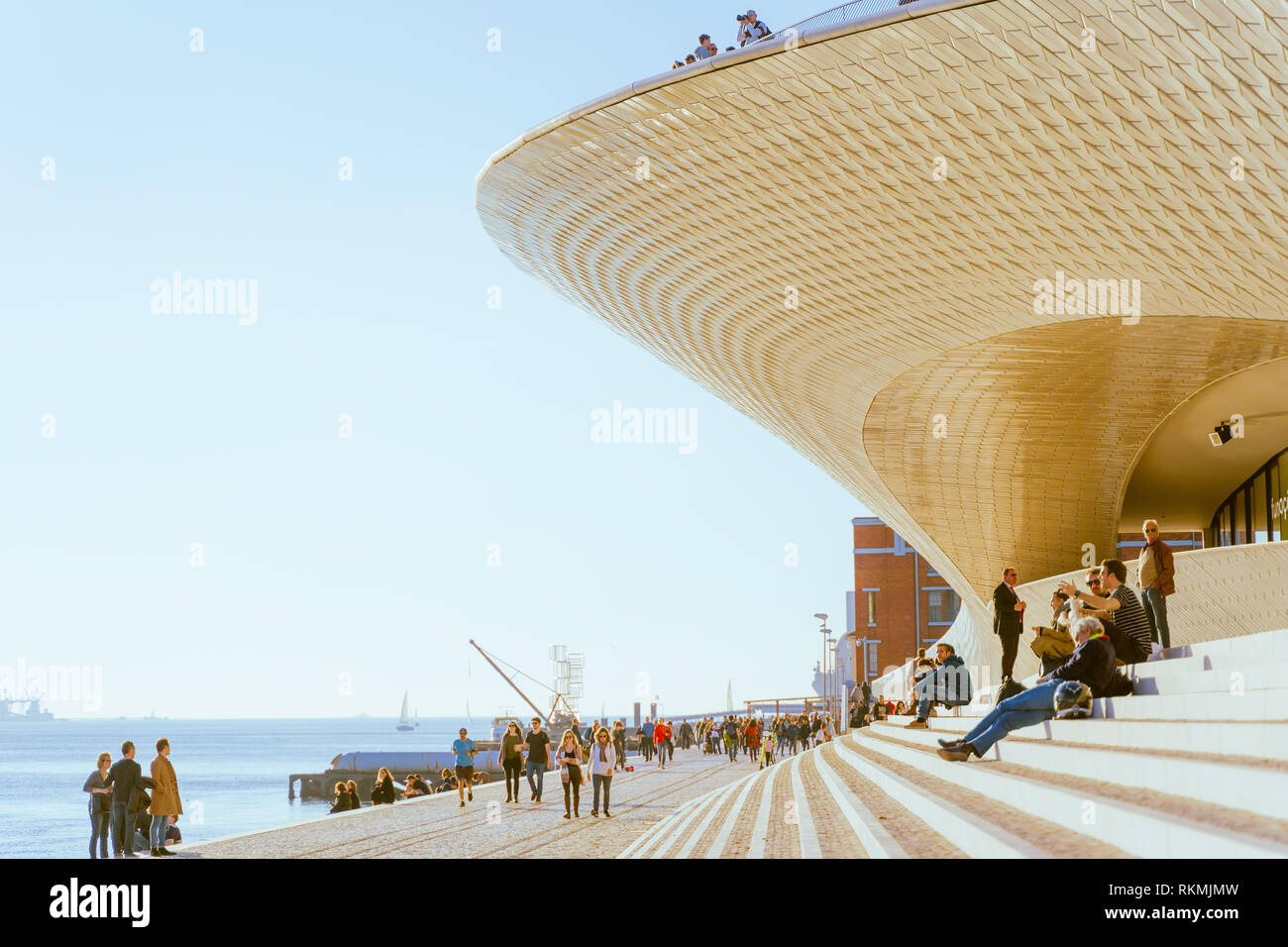 Lissabon, Portugal - 12/28/18: Maat Eingang, Museum für Kunst, Architektur und Technik, Amanda Levete, den Blick nach außen, mit organischen kurvige Formen. Stockfoto