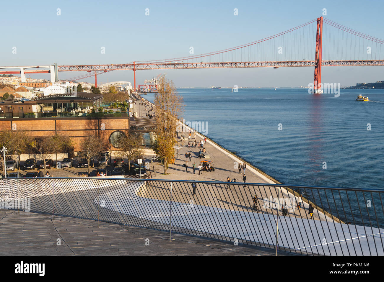 Lissabon, Portugal - 12/28/18: Sicht von oben Maat, Museum für Kunst, Architektur und Technik, bis zum 25. april Brücke, Belem Fußgängerweg auf Stockfoto