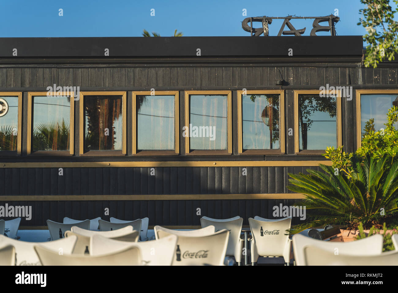 Oeiras, Portugal - 12/31/18: Vintage elektrische Straßenbahn in eine Bar verwandelt. Moonlight Bar, Bar Wagen. Schönen goldenen Fensterrahmen und Koks, weißen Stühlen Stockfoto