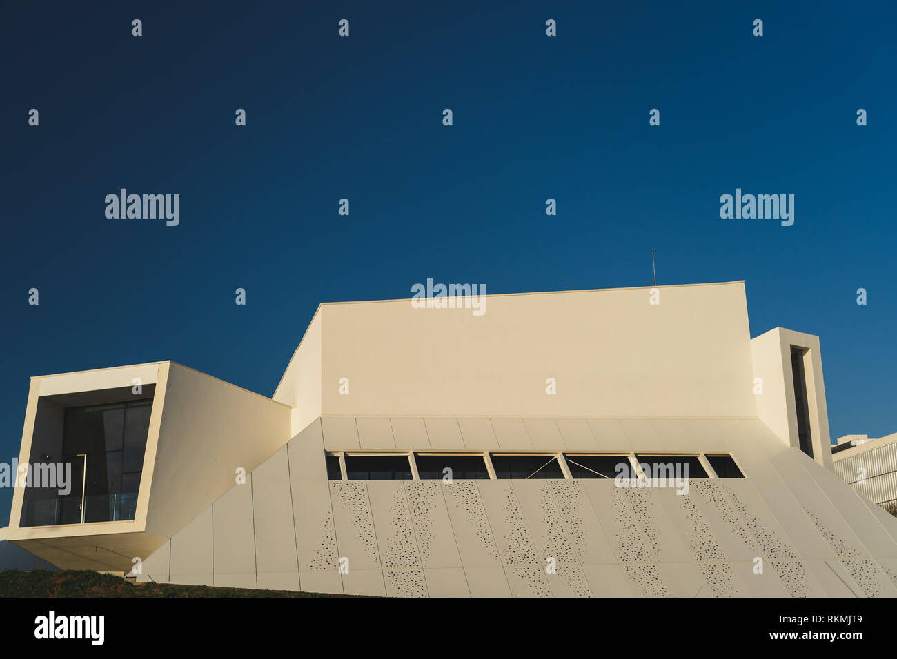 Estoril, Portugal - 12/31/18: Nova University Executive Education, Fakultät für Wirtschaftswissenschaften. Neue avantgardistische Architektur der Moderne. Stockfoto