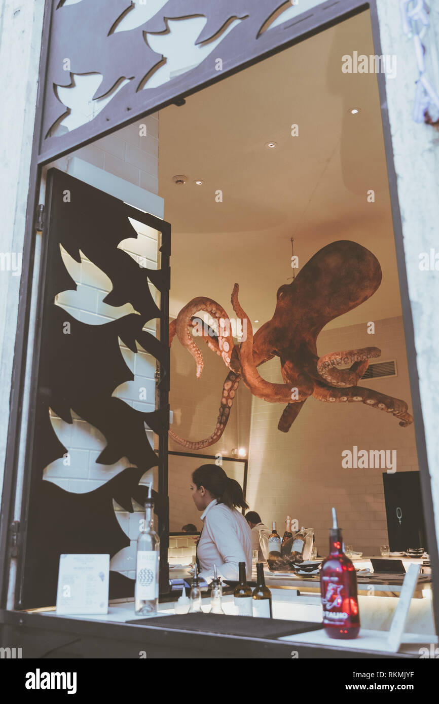 Lissabon, Portugal - 01/03/19: Giant Octopus in der Decke eines Shops in Downtown Chiado, in der Nähe von Principe Real, Royal Prince Gärten. Rote und Grüne Ba Stockfoto