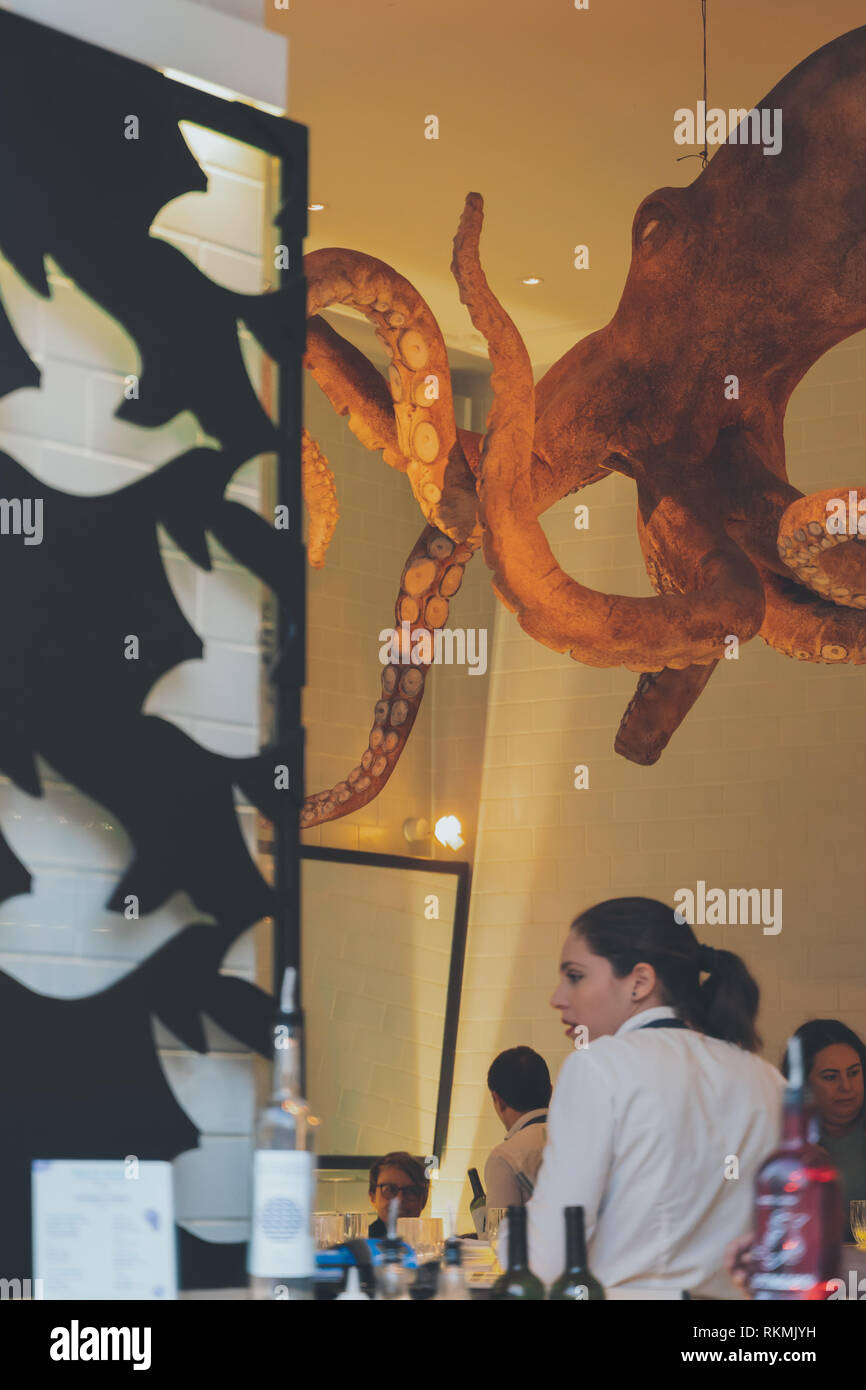 Lissabon, Portugal - 01/03/19: Giant Octopus in der Decke eines Shops in Downtown Chiado, in der Nähe von Principe Real, Royal Prince Gärten. Rote und Grüne Ba Stockfoto