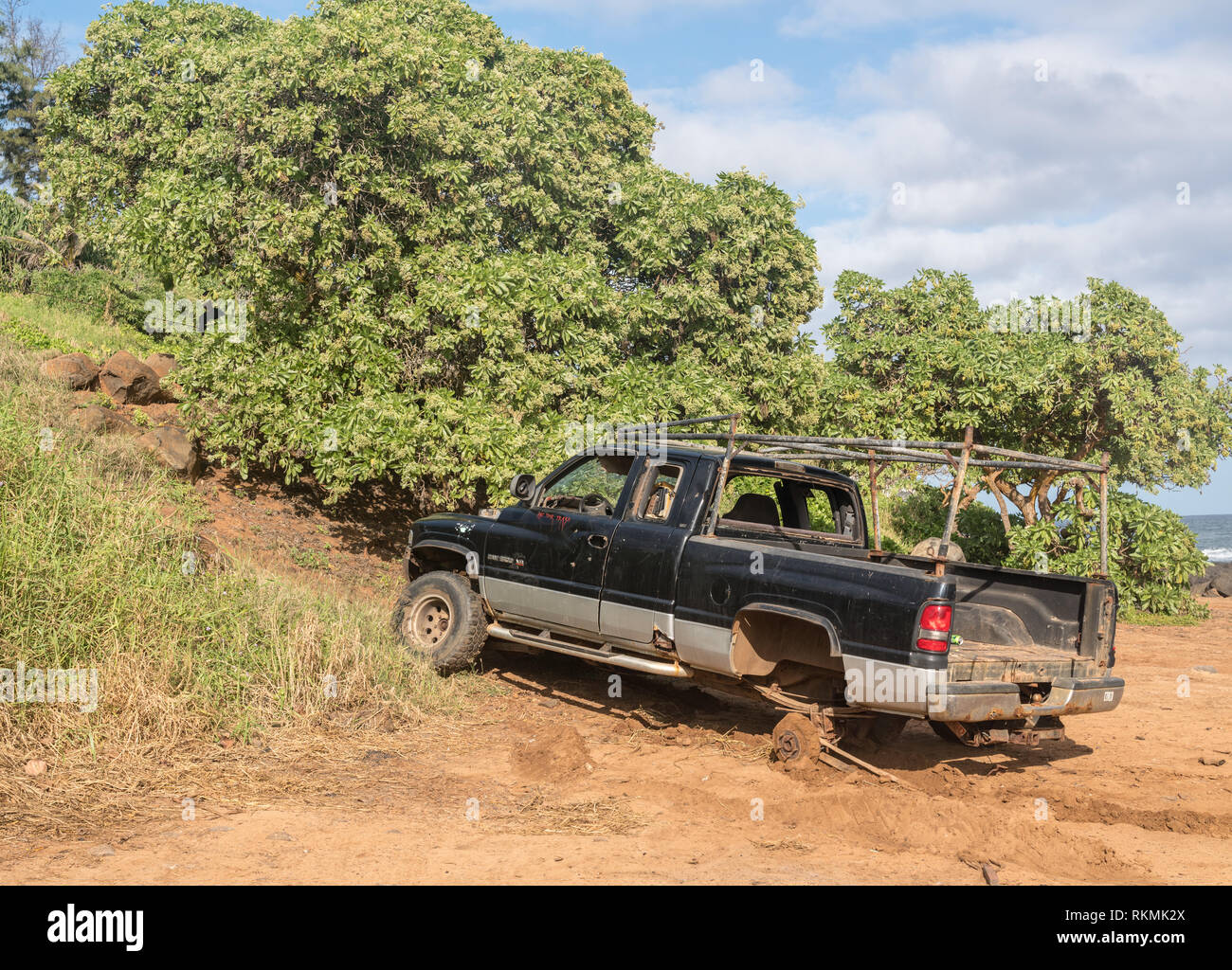 Abgebrochenen Lkw auf Kauai Beach abschleppen Stockfoto
