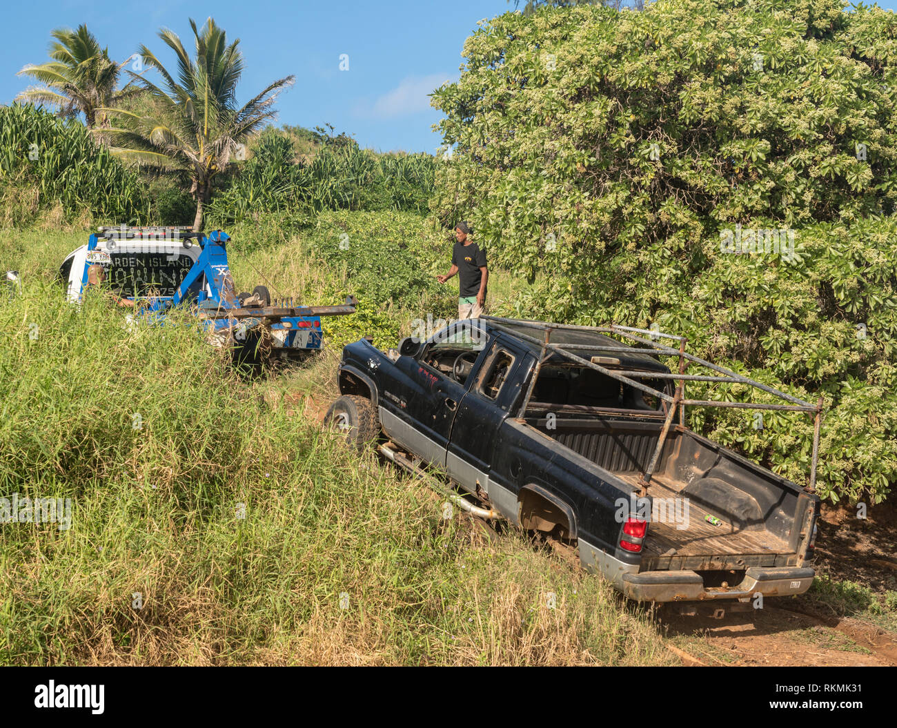 Abgebrochenen Lkw auf Kauai Beach abschleppen Stockfoto