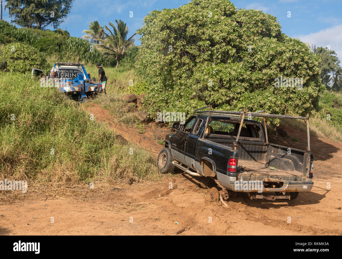Abgebrochenen Lkw auf Kauai Beach abschleppen Stockfoto