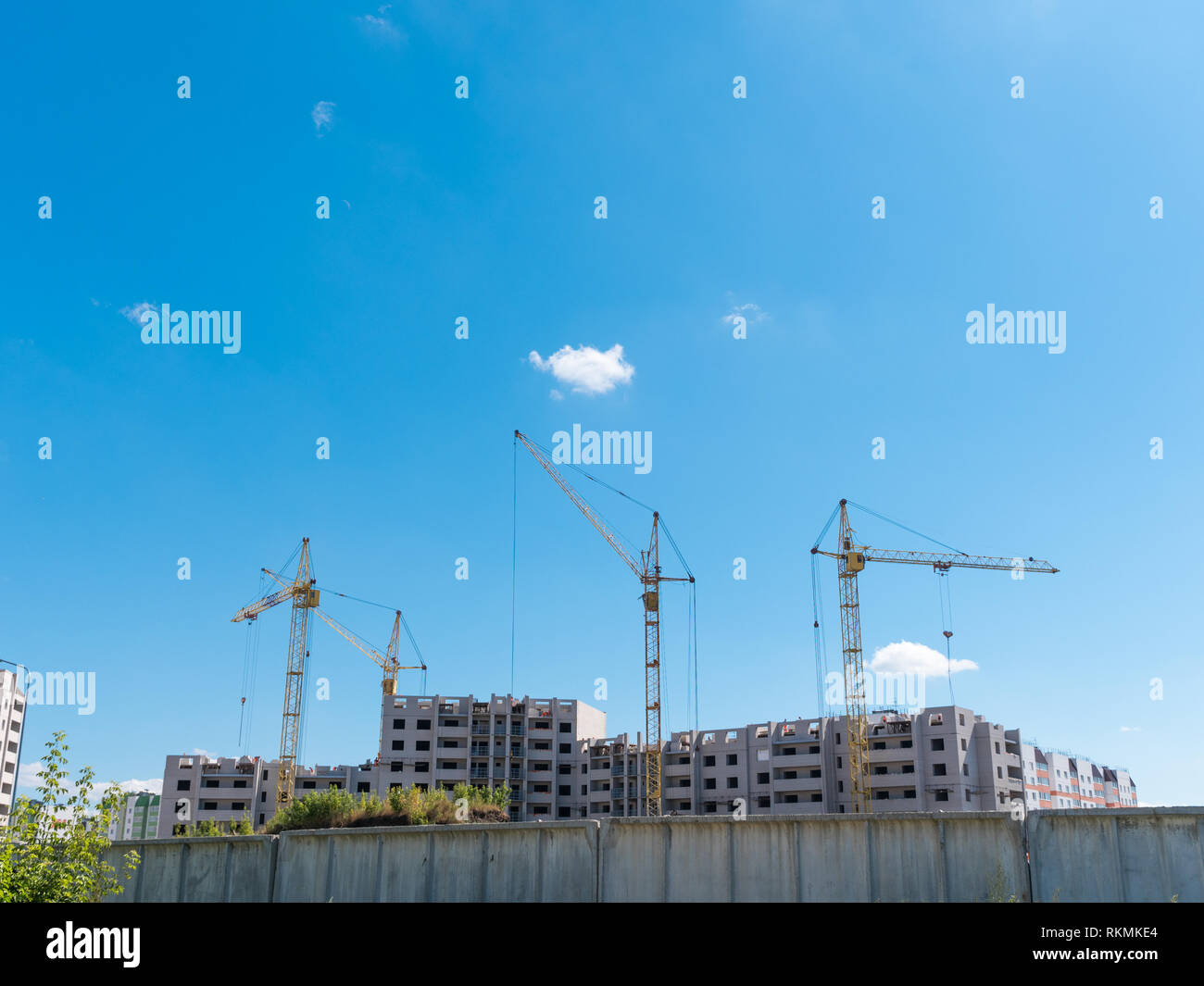 Baustelle mit vielen Kraniche gegen den Himmel Stockfoto
