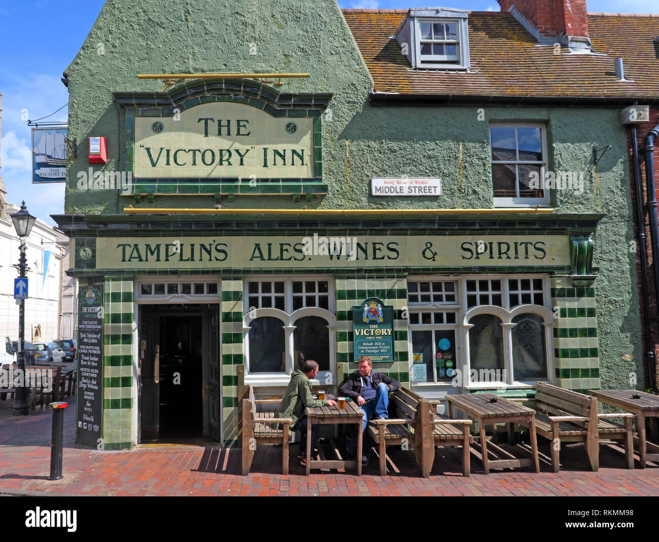Die Victory Inn, Tamplins Bieren, Weinen, Spirituosen, grüne Fliesen- Kneipe in Middle Street, Brighton, East Sussex, England, Großbritannien Stockfoto