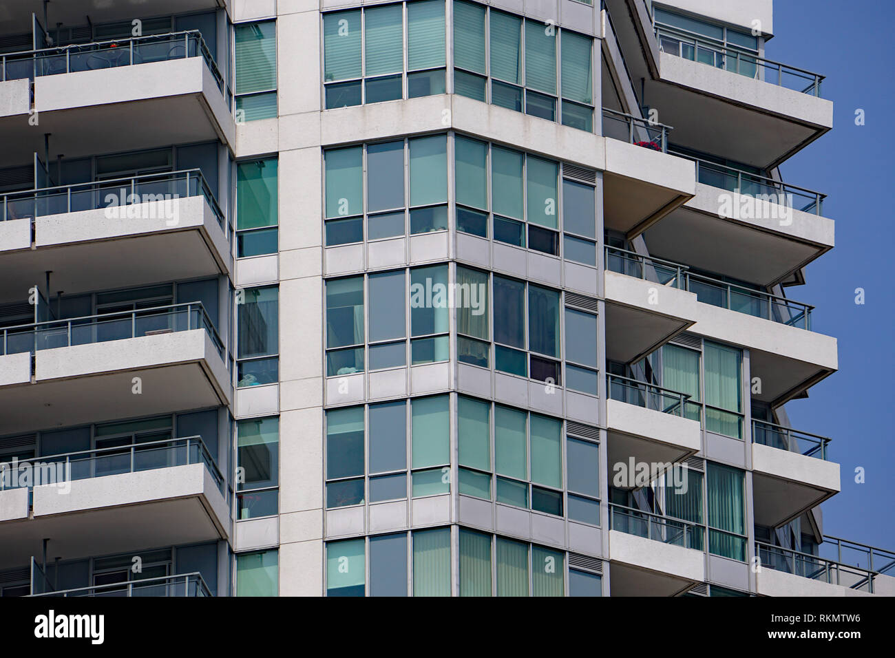 Die Balkons der Modernes hohes Apartmentgebäude Stockfoto