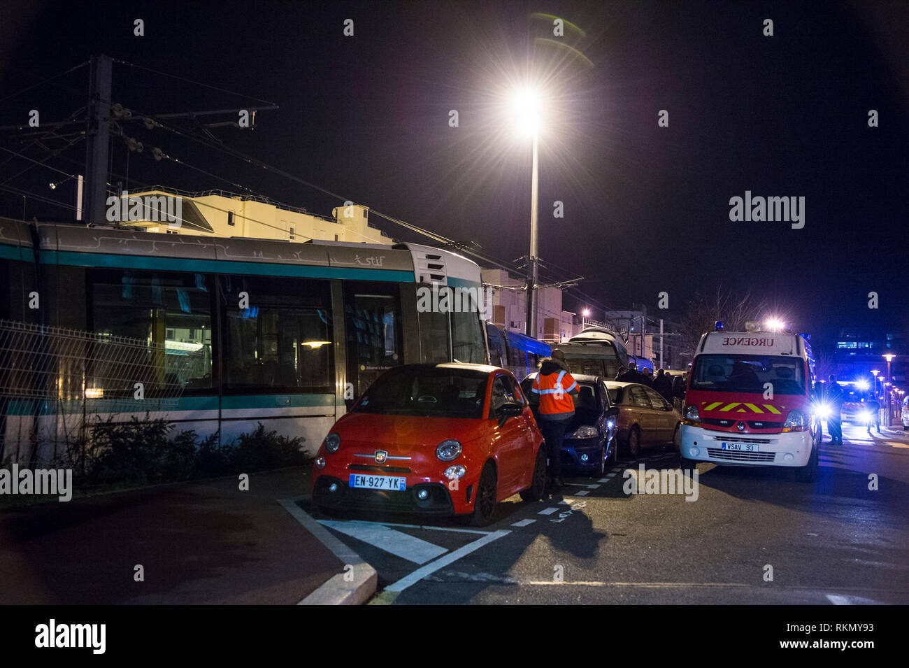 Ein Polizist an der Unfallstelle zwischen zwei Straßenbahn-Zügen auf der T2-Leitung zwischen Jacques Henri Lartigue und Les Moulineaux Stationen in Issy les Moulineaux in der Nähe von Paris und 12 Verletzungen gesehen. Stockfoto