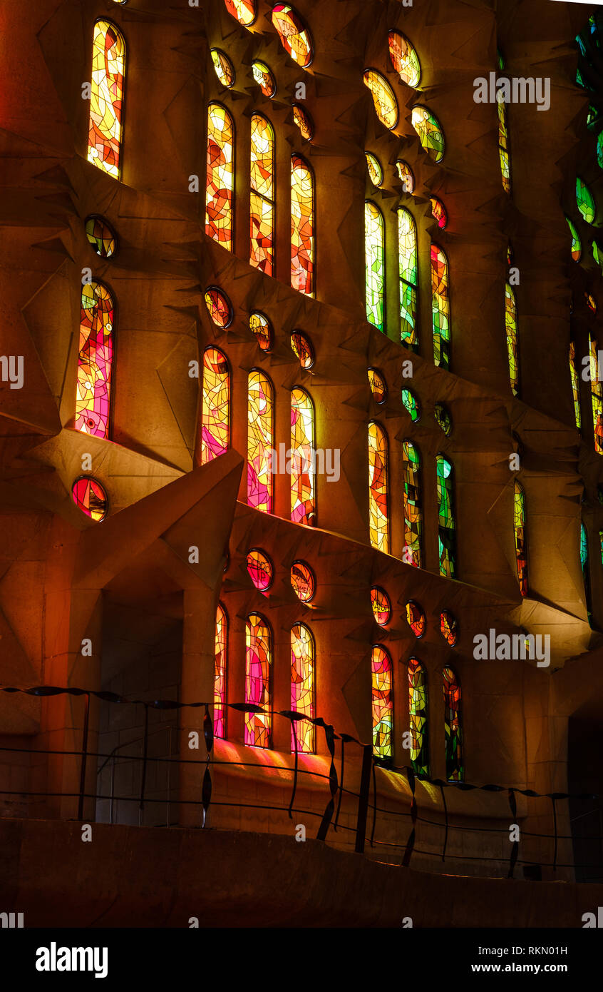 BARCELONA, SPANIEN - ca. Mai 2018: Einrichtung von La Sagrada Familia, eine berühmte Kathedrale in Barcelona von Antoni Gaudi. Blick in das Innere Vitr Stockfoto