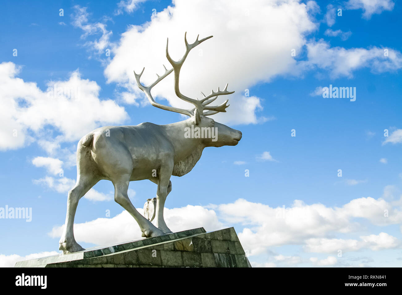 Rentier statue gegen den blauen Himmel mit weißen Wolken. Stockfoto
