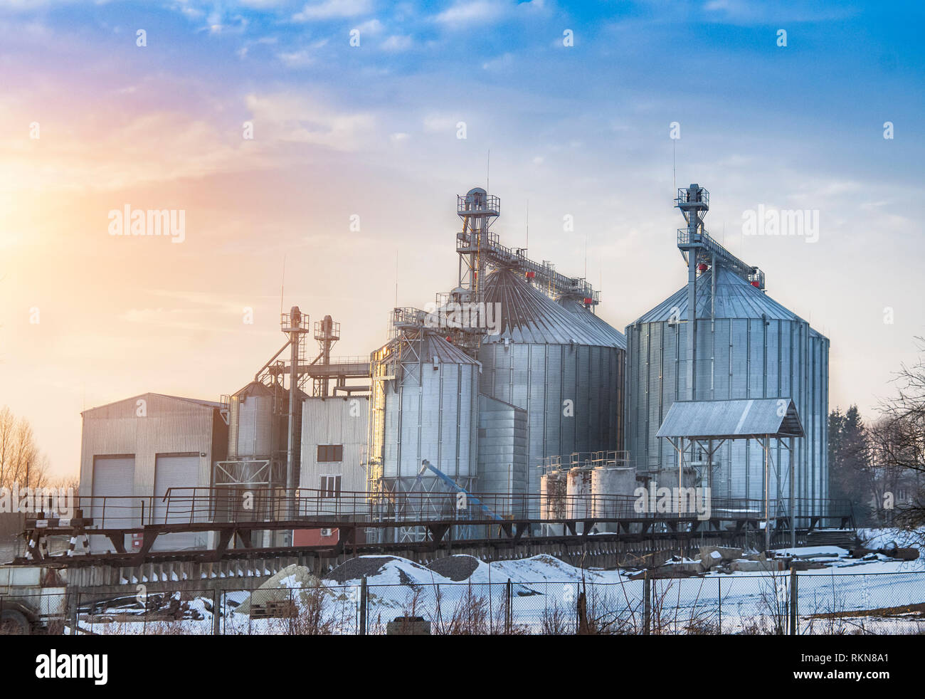 Aufzug für die Lagerung von Getreide. Am Abend Winter Foto. Sonnenuntergang Stockfoto