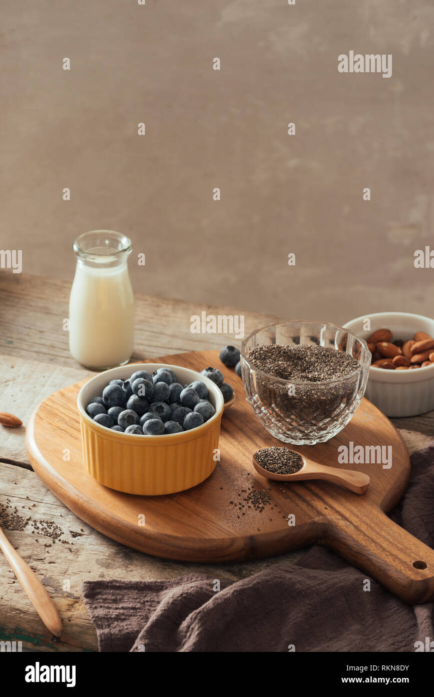 Chia Milchreis mit frischen Beeren und Mandelmilch. Superfood Konzept. Vegane, vegetarische und gesunde Ernährung Diät mit biologischen Produkten Stockfoto