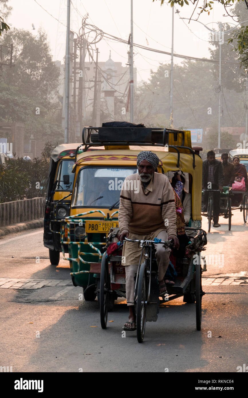 Auto-rikschas und anderen Datenverkehr auf Stadt Straße in Amritsar, Indien Stockfoto