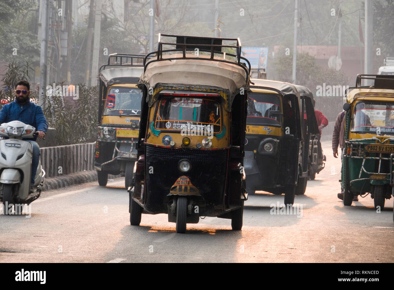 Auto-rikschas und anderen Datenverkehr auf Stadt Straße in Amritsar, Indien Stockfoto