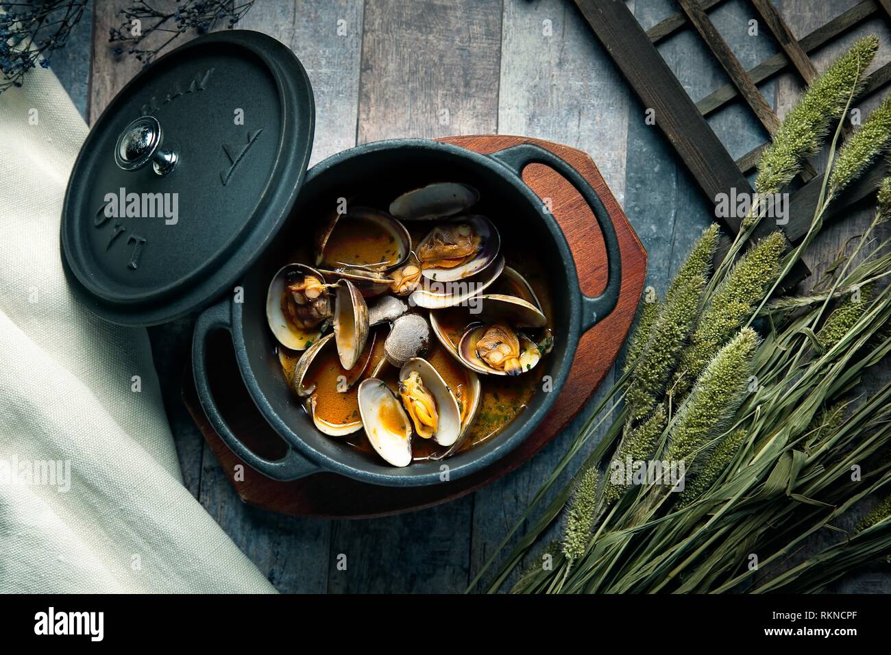 Flach legen Foto von einem Auflauf von gekochten Muscheln in Wein Stockfoto