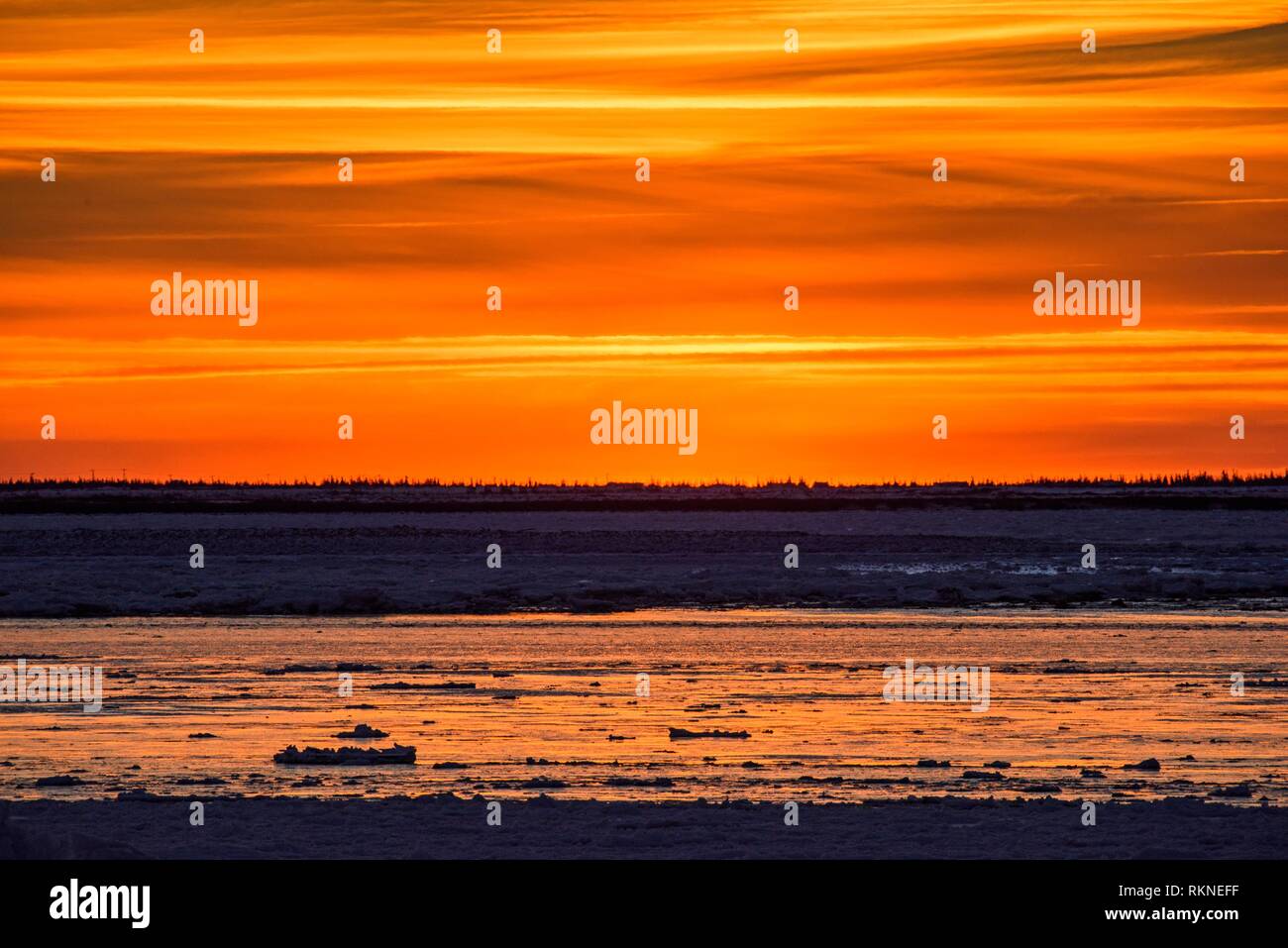 Sonnenuntergang Himmel über Hudson Bay, Einfrieren, Churchill, Manitoba, Kanada. Stockfoto