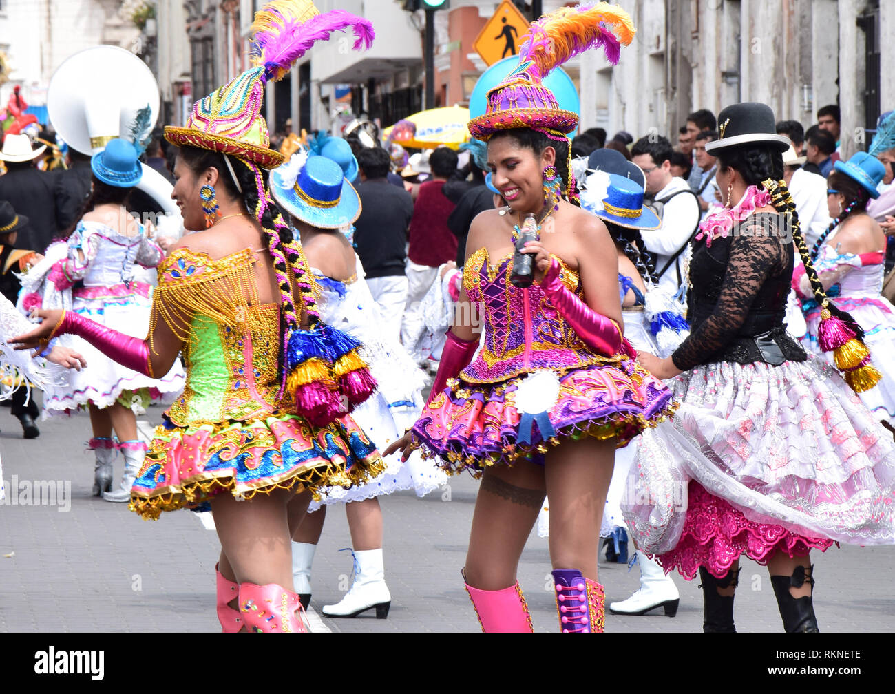 Lokale Feier mit bunten Kleidung in Arequipa, Peru Stockfoto