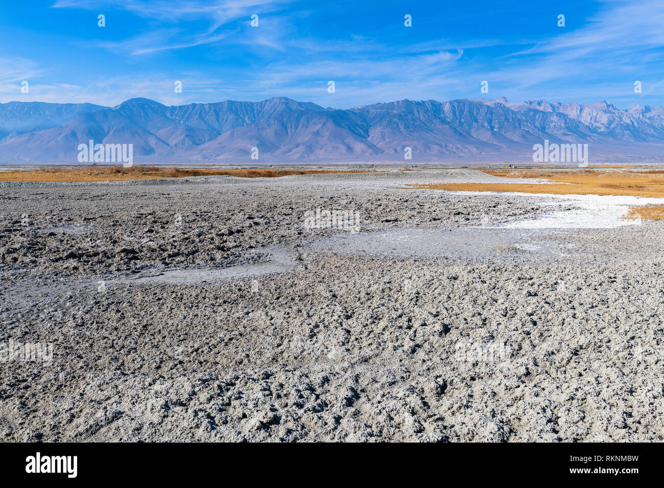 Alkali flats von trockenen Owens Lake mit der Sierra Nevada in der Nähe von Keeler, Kalifornien, USA Stockfoto